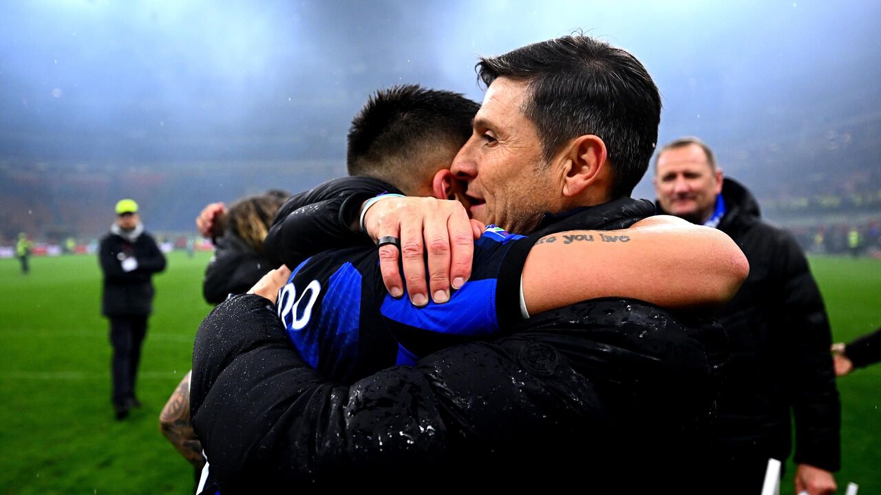 Dikritik sejumlah fans Inter karena dianggap tidak konsisten, Javier Zanetti pasang badan bagi Lautaro Martinez / via Getty Images