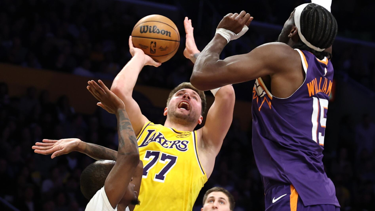 Bintang Los Angeles Lakers Luka Doncic (tengah) menjadi sorotan setelah mencatat sembilan turnover, jumlah tertinggi dalam kariernya. (Foto: AP)