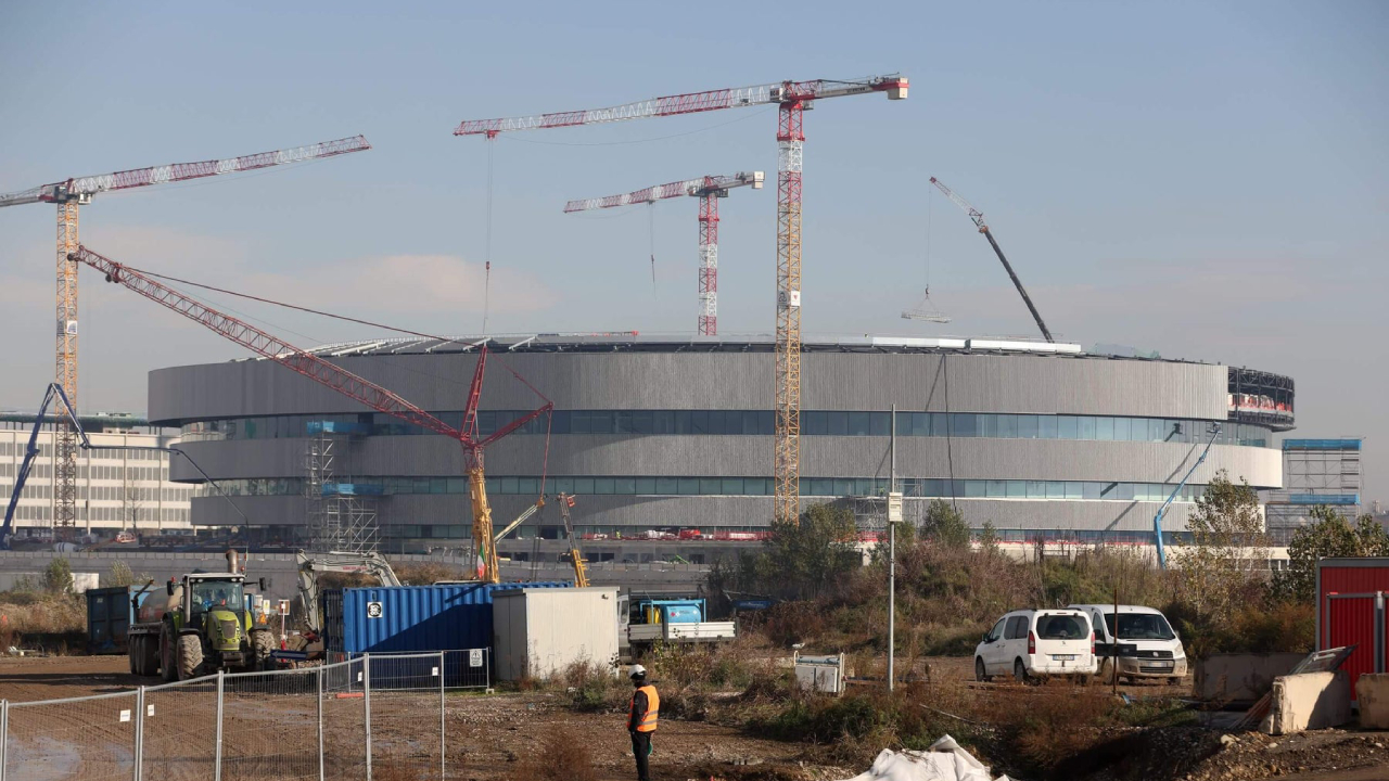 Arena pertandingan hoki es untuk Olimpiade Musim Dingin 2026 yang masih dalam tahap konstruksi menyebabkan penundaan uji coba fasilitas hingga Januari. (Foto: AP)