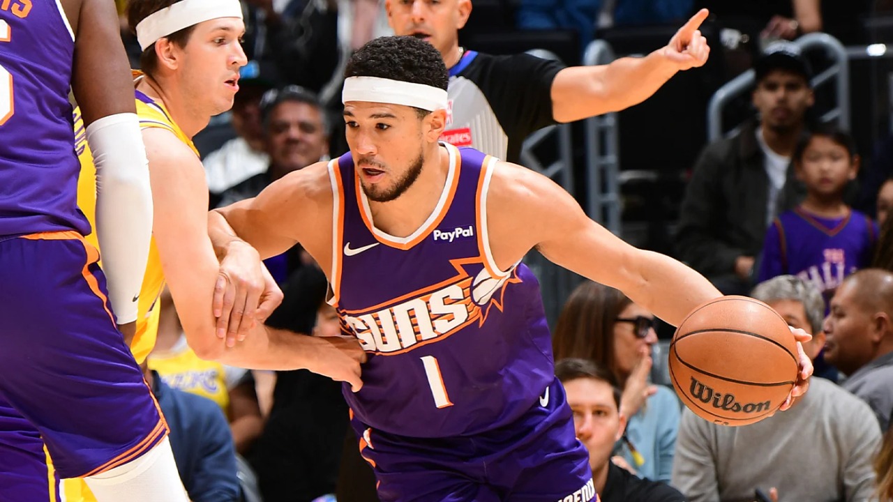 Musim ini, Devin Booker telah tampil konsisten dan merupakan salah satu pemain paling penting dalam skuad Suns. (Foto: AP)