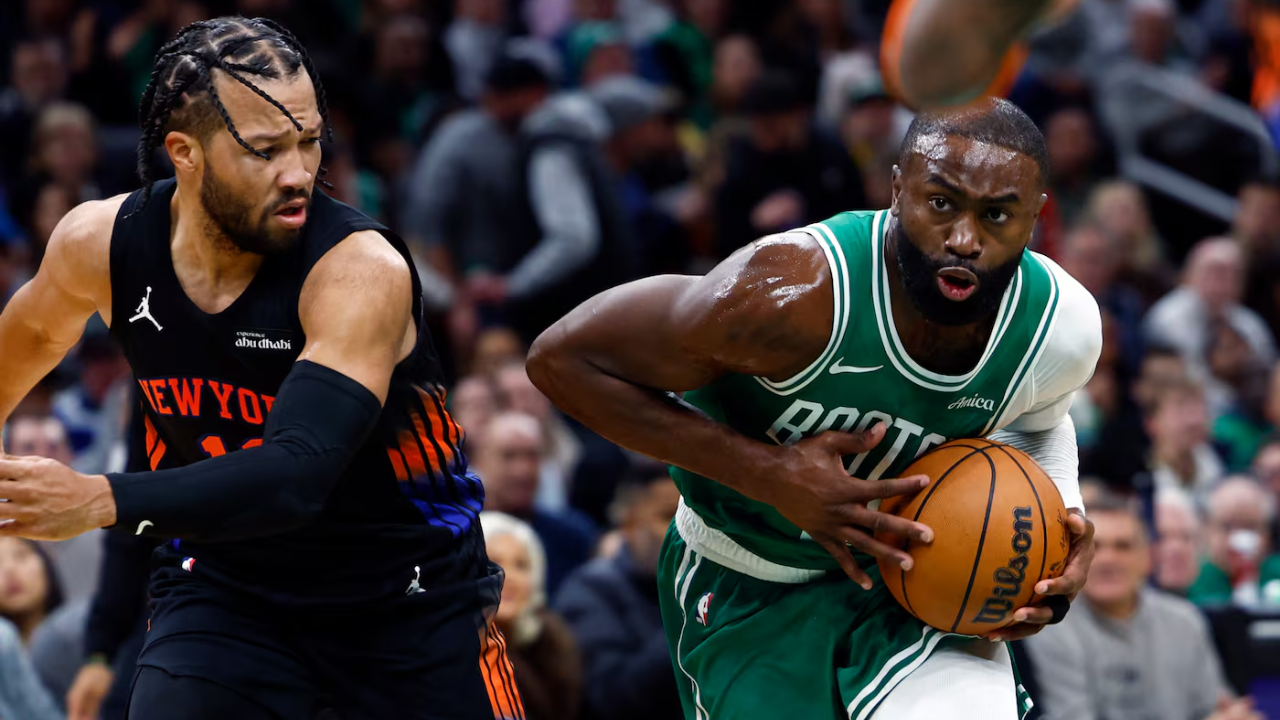 Jaylen Brown (kanan) mencetak 42 poin saat tuan rumah Boston Celtics meraih kemenangan 123-117 atas New York Knicks pada Selasa (2/12) malam. (Foto: AP)