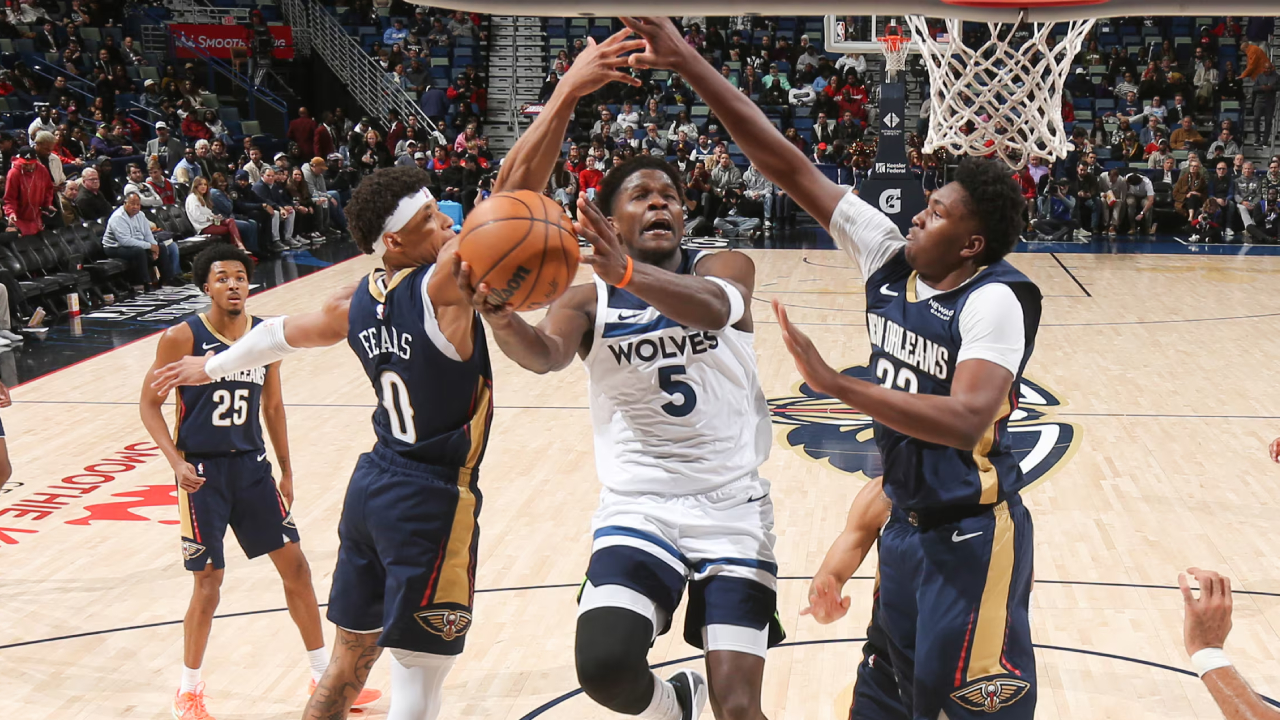 Anthony Edwards (tengah) mencetak 44 poin saat Minnesota Timberwolves mengalahkan New Orleans Pelicans 149-142 dalam perpanjangan waktu pada Selasa (2/12). (Foto: AP)