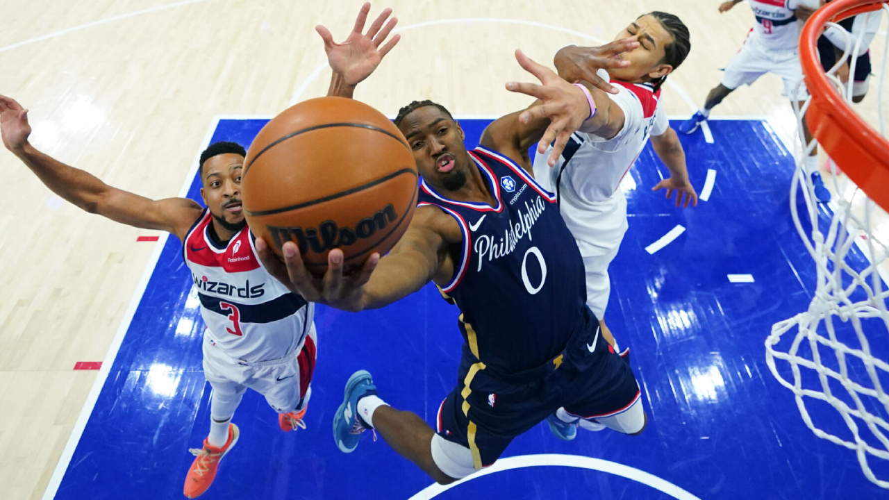 Tyrese Maxey (tengah) mencetak 35 poin saat tuan rumah Philadelphia 76ers meraih kemenangan 121-102 atas Washington Wizards pada Selasa (2/12). (Foto: AP)