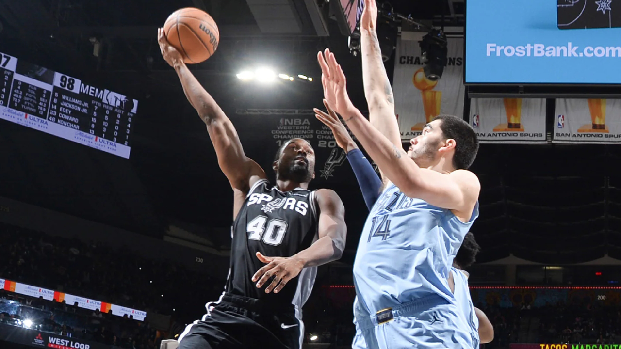 Harrison Barnes (kiri) mencetak 31 poin saat San Antonio Spurs meraih kemenangan 126-119 atas Memphis Grizzlies pada Selasa (2/12). (Foto: AP)