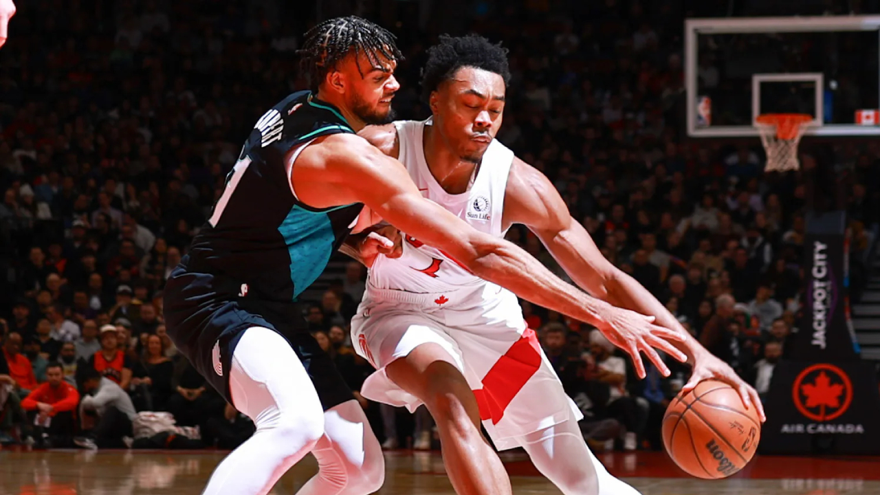 Scottie Barnes (kanan) mencetak 28 poin saat Toronto Raptors meraih kemenangan 121-118 atas Portland Trail Blazers pada Selasa (2/12) malam. (Foto: AP)