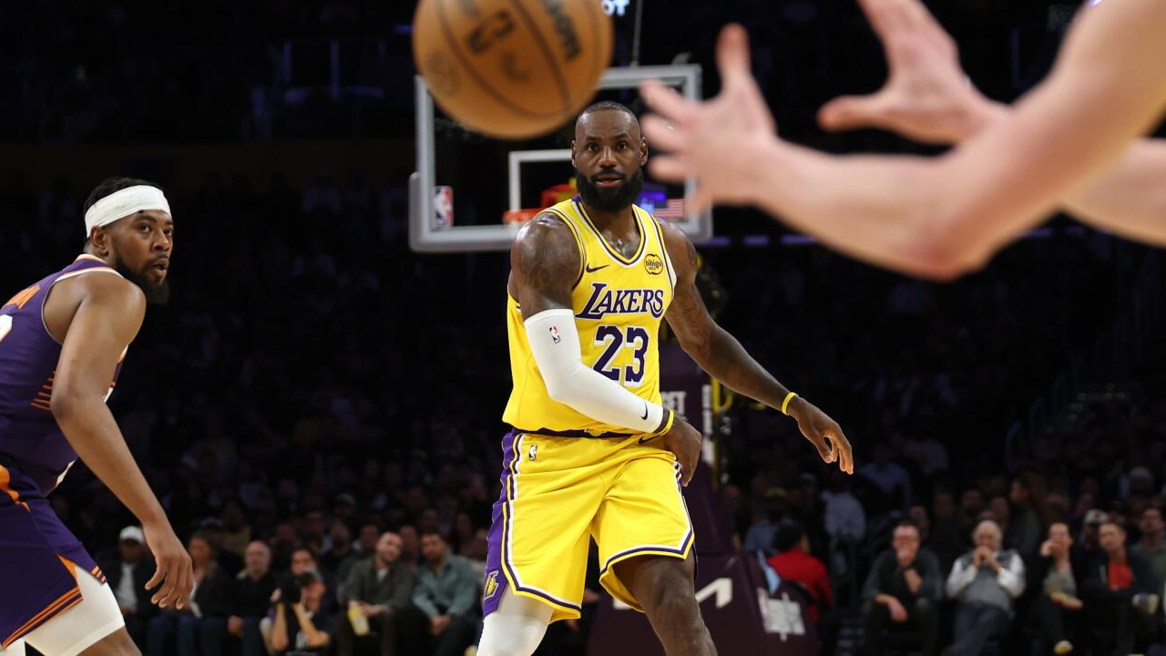 Meski LeBron James masih menambahkan 10 poin dan tiga assist, absennya kontribusi defensif serta rebound menjadi sorotan utama. (Foto: AP)