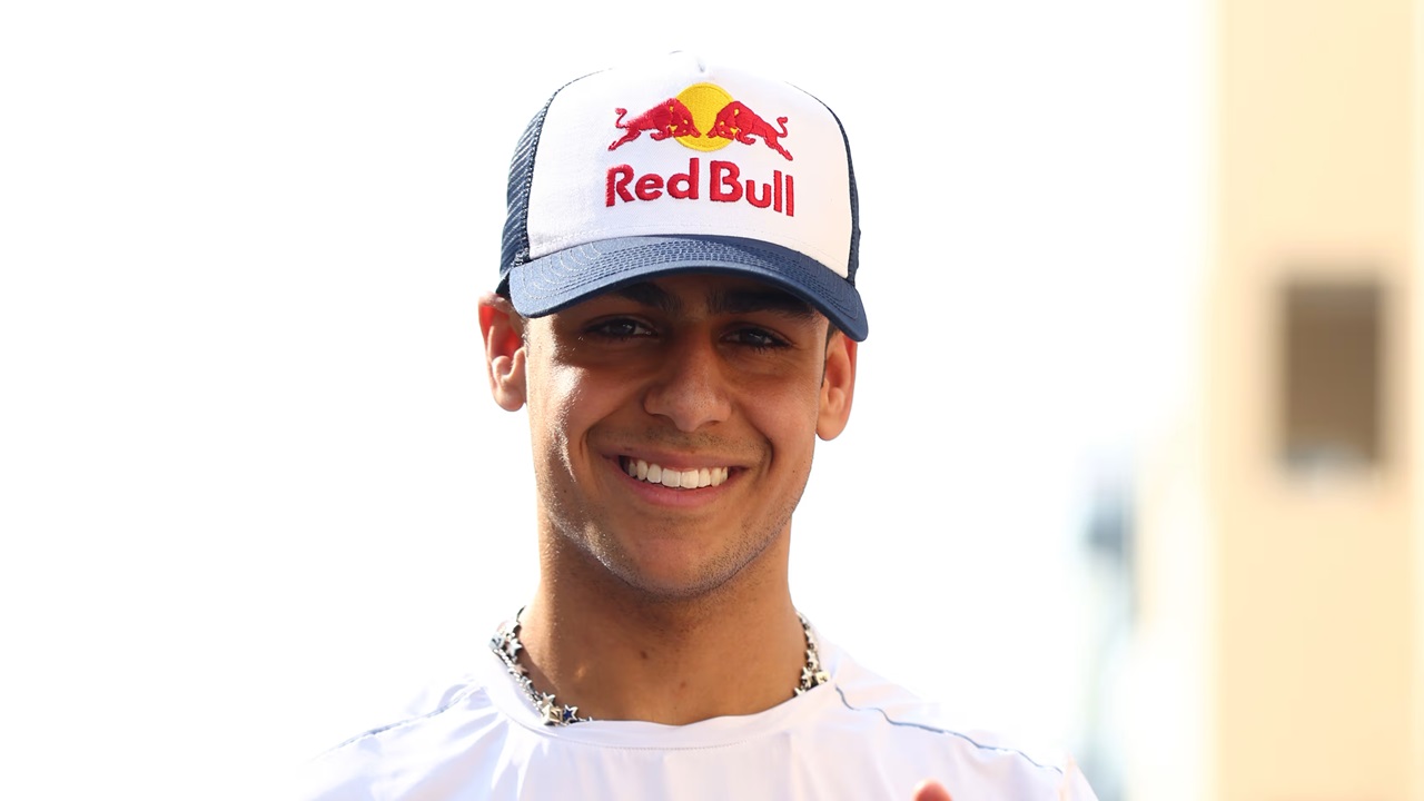 Arvid Lindblad Tersenyum Lebar ketika Tiba di Sirkuit Yas Marina