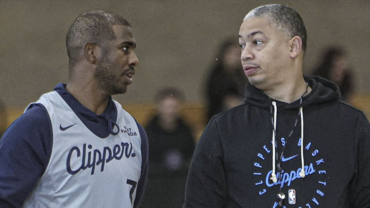 Chris Paul (kiri) dan pelatih Ty Lue. (Foto: AP)