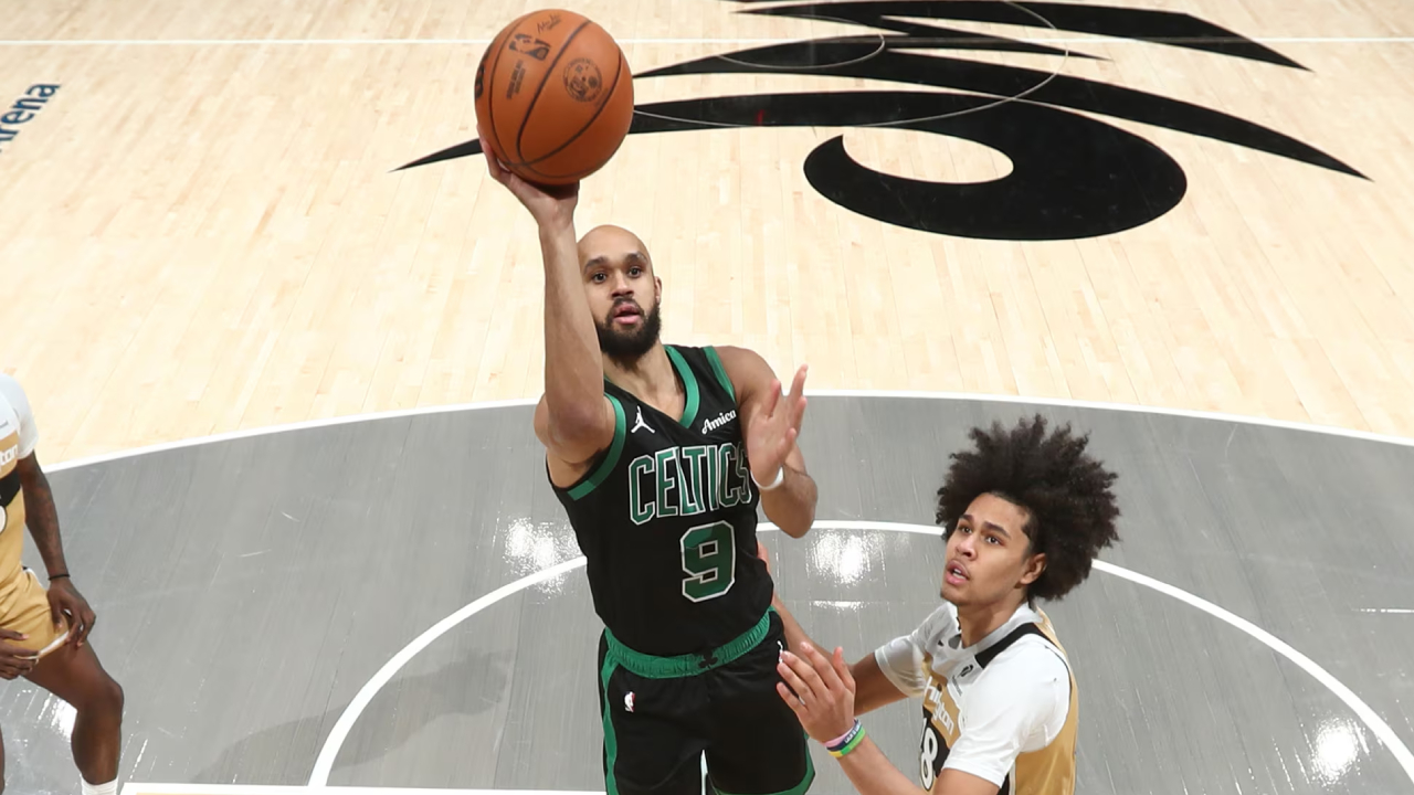 Derrick White (kiri) mencetak 30 poin saat Boston Celtics mengalahkan Washington Wizards 146-101 pada Kamis (4/12) malam. (Foto: AP)