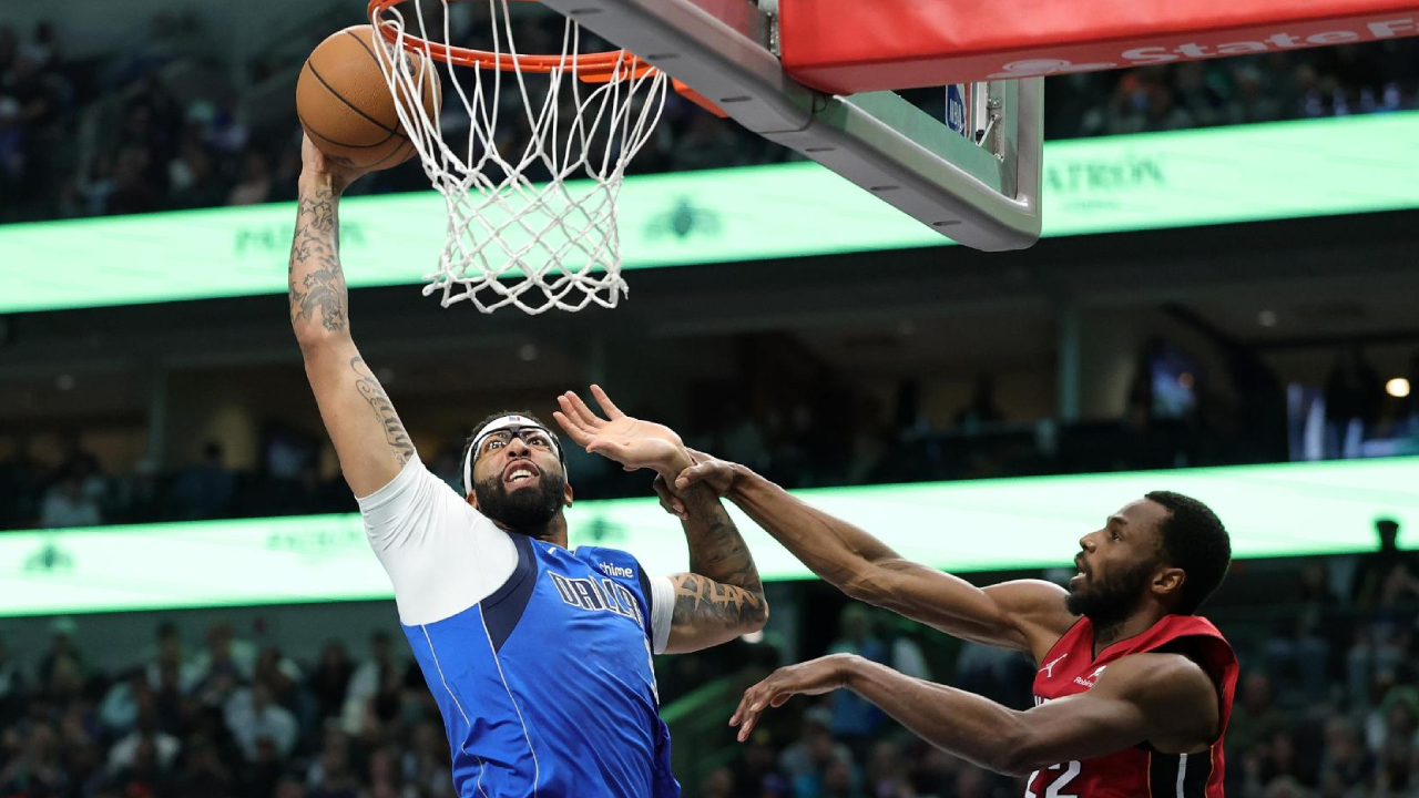 Anthony Davis (kiri) mencetak 17 poin saat tuan rumah Dallas Mavericks menang 118-108 atas Miami Heat Rabu (3/12) malam. (Foto: AP)