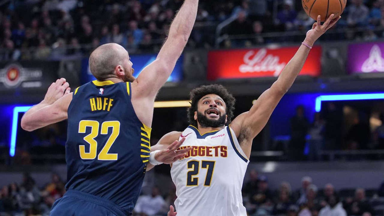 Jamal Murray (kanan) membukukan 52 poin saat Denver Nuggets mengalahkan Indiana Pacers 135-120 di Indianapolis pada Rabu (3/12) malam. (Foto: AP)