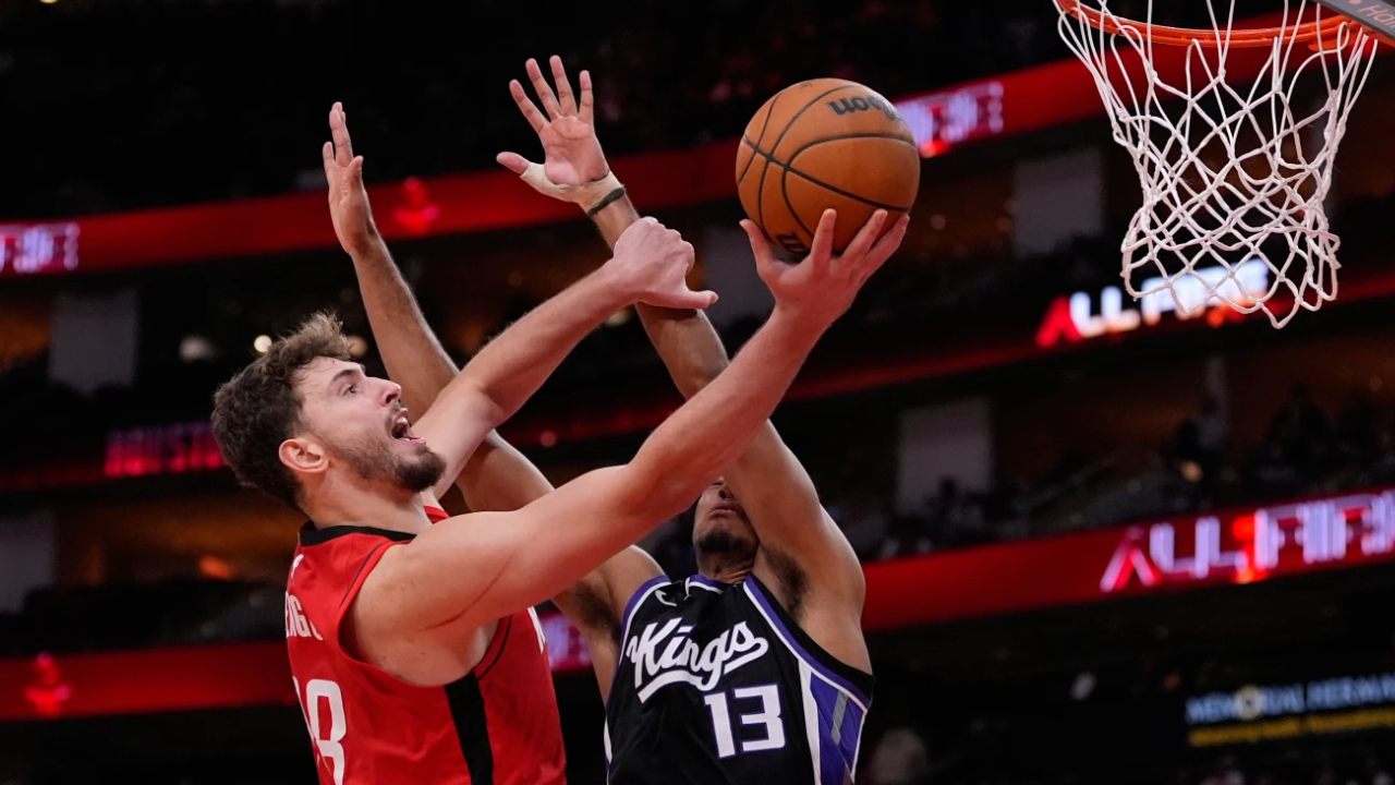Alperen Sengun (kiri) mencetak 28 poin saat Houston Rockets mengalahkan tim tamu Sacramento Kings dengan skor 121-95 pada Rabu (3/12). (Foto: AP)