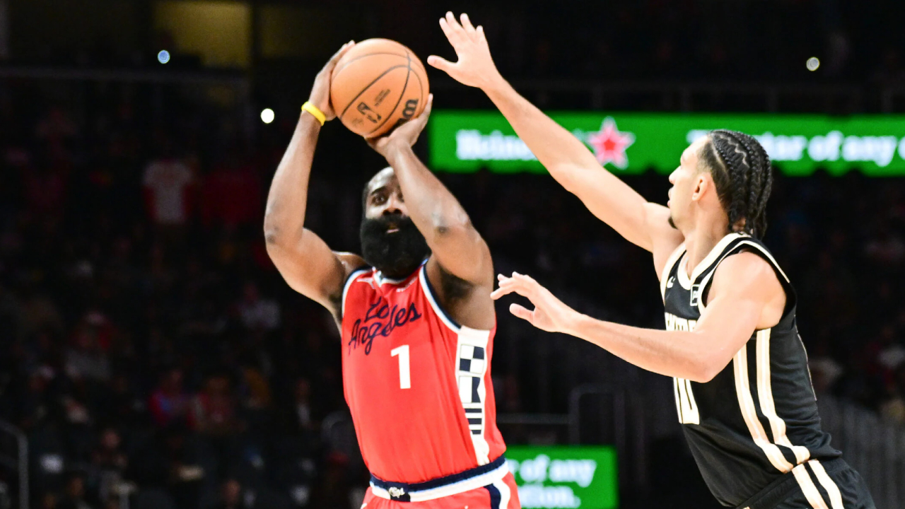 James Harden (kiri) mencetak 27 poin saat Los Angeles Clippers meraih kemenangan 115-92 atas Atlanta Hawks pada Rabu (3/12). (Foto: AP)