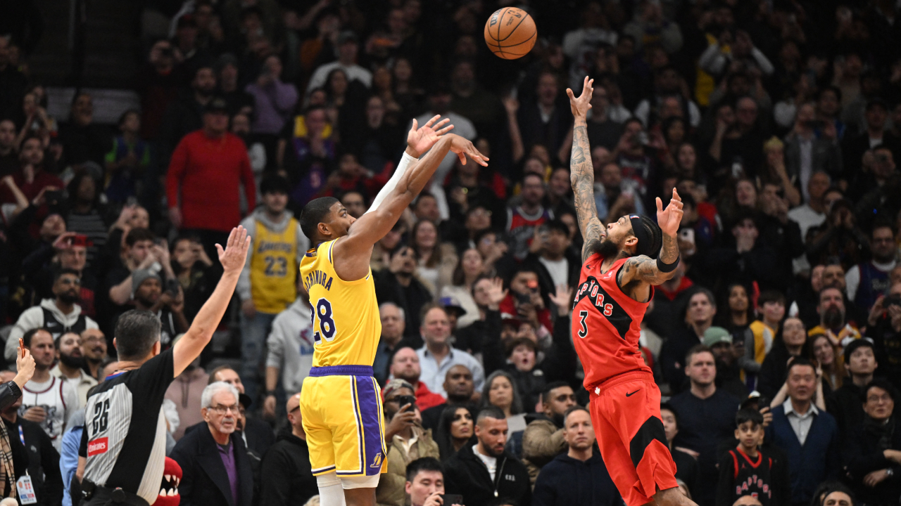 Rui Hachimura (kiri) melepaskan tembakan 3 poin penentu kemenangan saat tim tamu Los Angeles Lakers mengalahkan Toronto Raptors 123-120 pada Kamis (4/12). (Foto: AP)