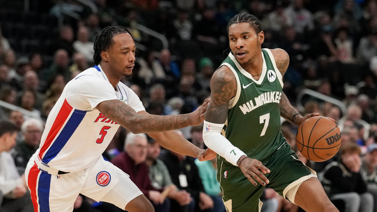 Kevin Porter Jr (kanan) mencetak 26 poin saat Milwaukee Bucks meraih kemenangan 113-109 atas tim tamu Detroit Pistons pada Rabu (3/12) malam. (Foto: AP)