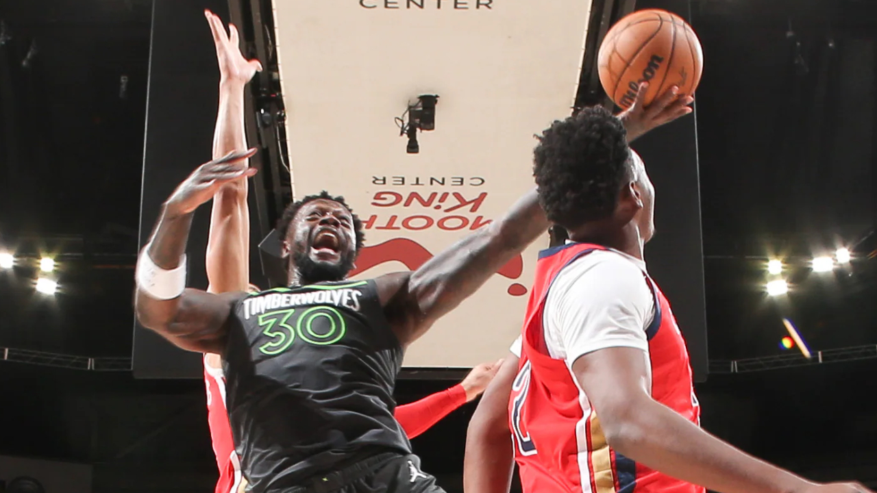 Julius Randle (kiri) mencetak 28 poin saat Minnesota Timberwolves meraih kemenangan 125-116 atas tuan rumah New Orleans Pelicans pada Kamis (4/12). (Foto: AP)