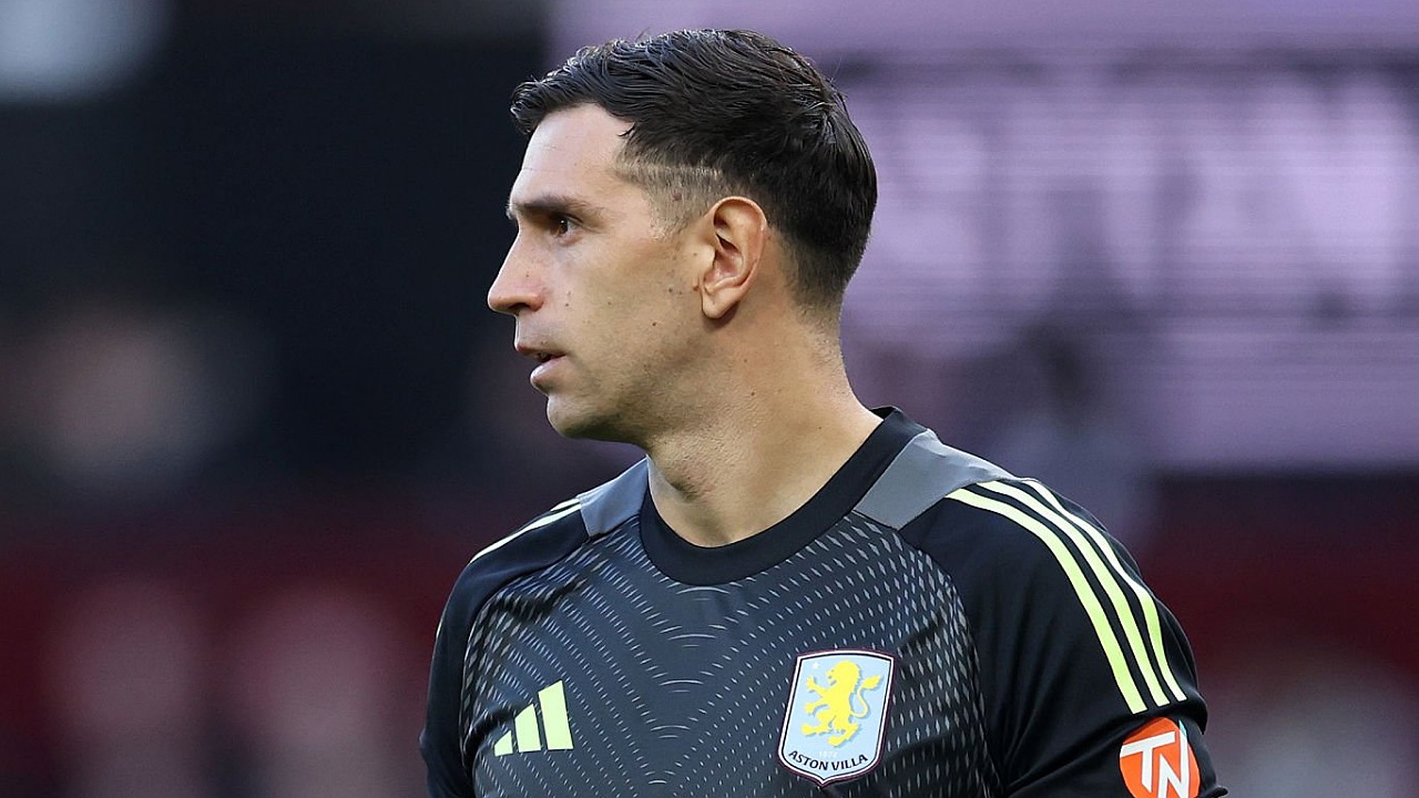 Unai Emery mengabarkan kondisi Emiliano Martinez