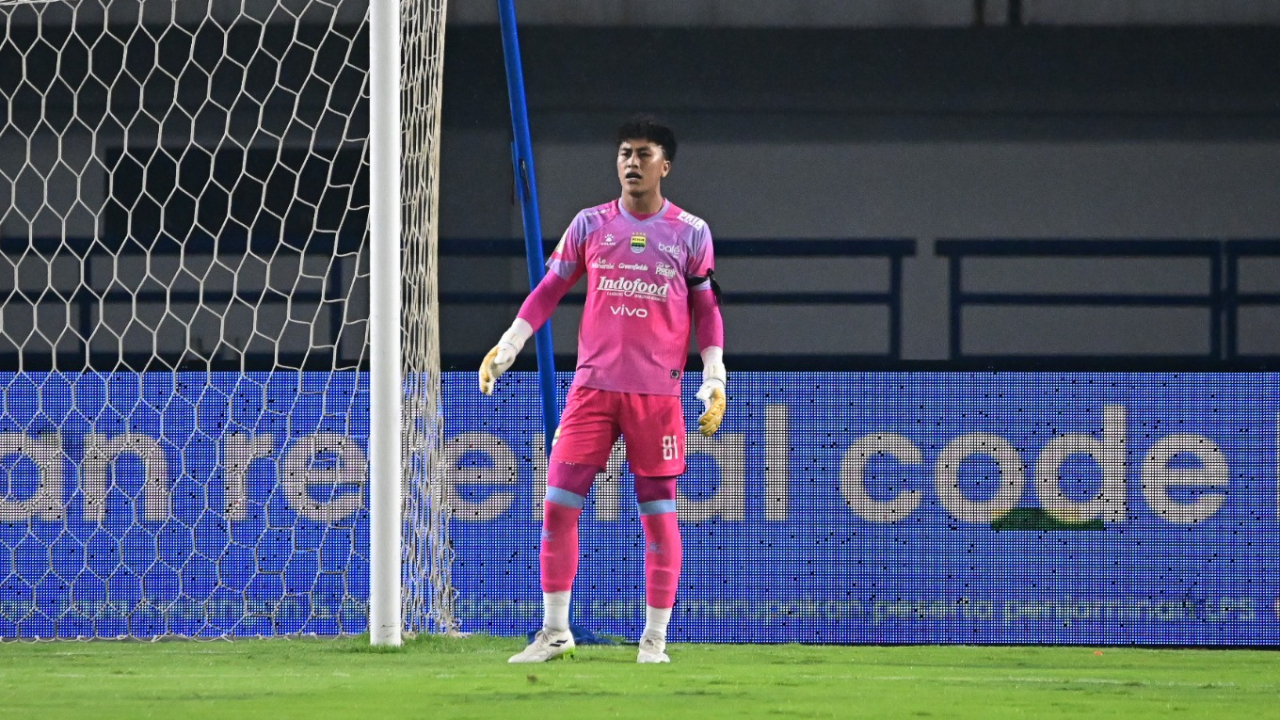 Kiper muda Persib, Fitrah Maulana melakoni debut profesional ketika menjamu Borneo FC