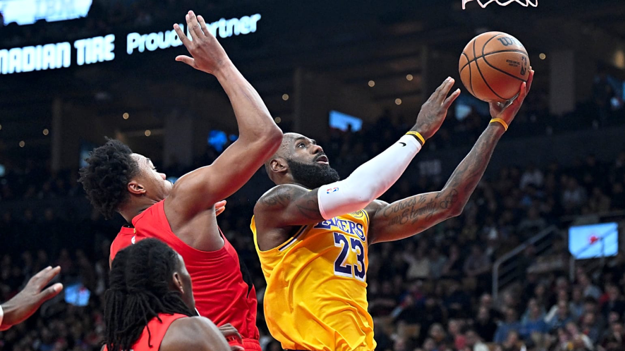 Bagi LeBron James, pilihan itu mudah: keputusan yang benar lebih penting dari statistik pribadi. (Foto: AP)