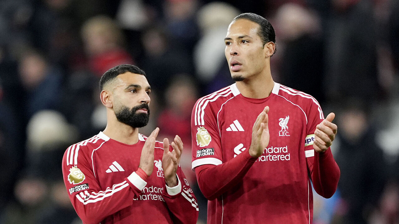 Berkaca dari kasus dicadangkannya Mohamed Salah, Virgil van Dijk bilang kalau seluruh pemain Liverpool sekarang harus lebih perform demi mengangkat prestasi tim / via Getty Images