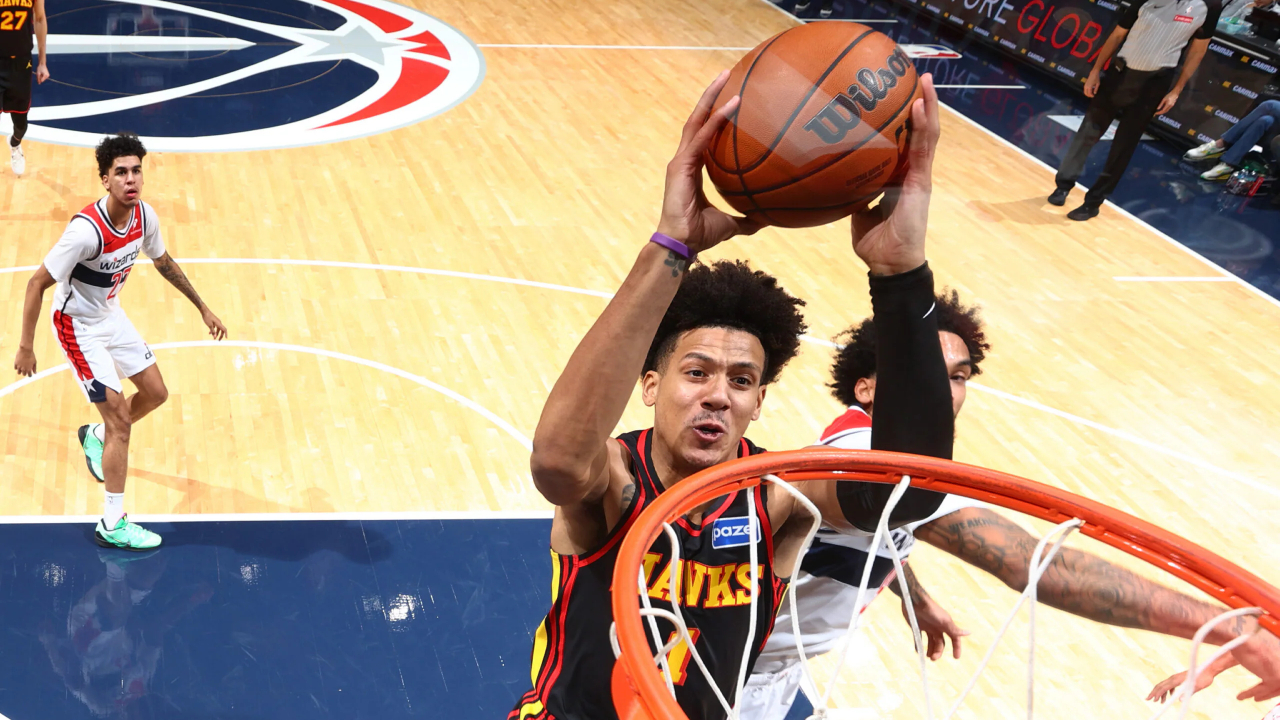 Jalen Johnson (tengah) membukukan triple-double saat tim tamu Atlanta Hawks menang 131-116 atas Washington Wizards pada Sabtu (6/12). (Foto: AP)