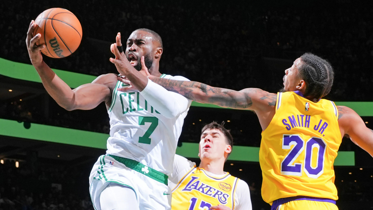 Jaylen Brown (kiri) mencetak 30 poin saat Boston Celtics mengalahkan Los Angeles Lakers 126-105 pada Jumat (5/12) malam. (Foto: AP)
