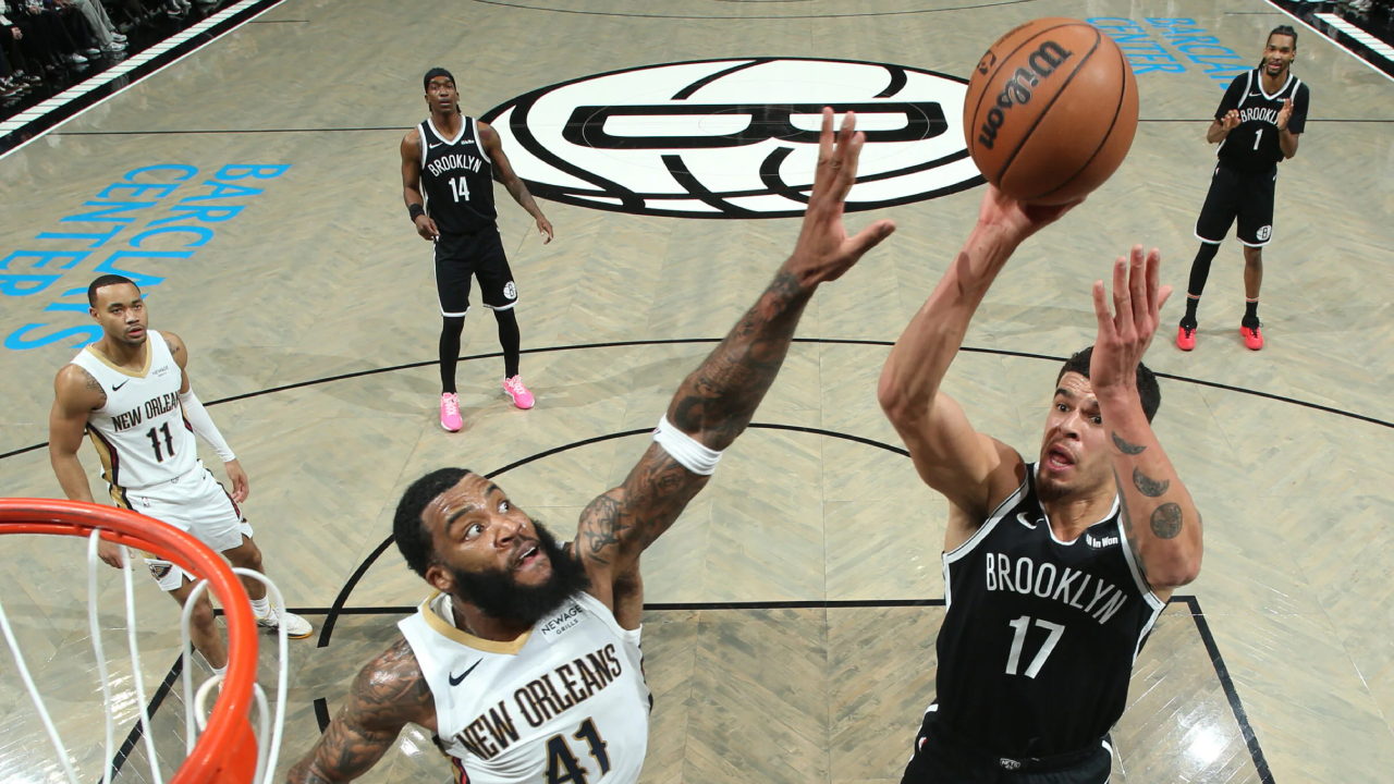 Michael Porter Jr (kanan) mencetak 35 poin saat Brooklyn Nets meraih kemenangan 119-101 atas New Orleans Pelicans pada Sabtu (6/12) di New York. (Foto: AP)