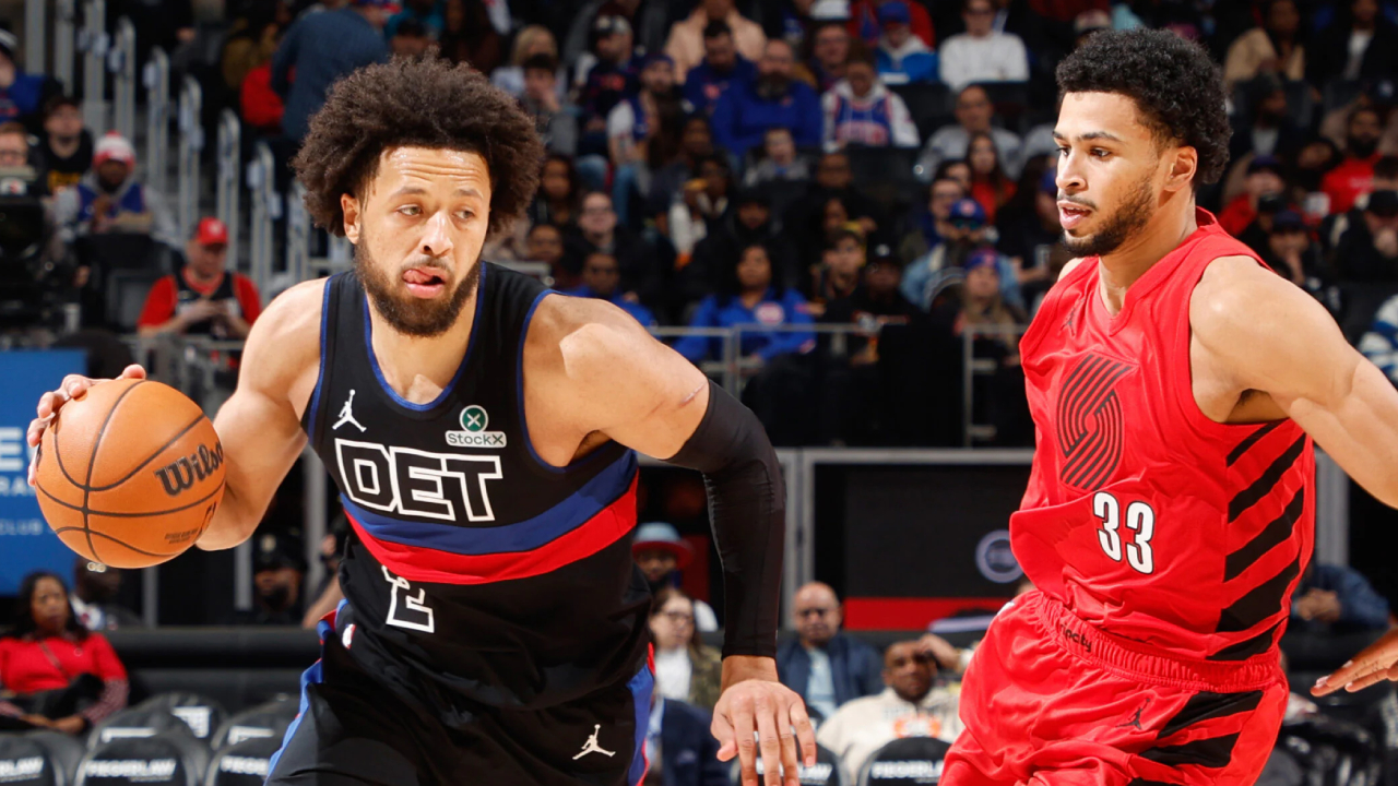 Cade Cunningham (kiri) mencetak 29 poin saat tuan rumah Detroit Pistons berhasil menahan Portland Trail Blazers dengan skor 122-116 pada Jumat (5/12). (Foto: AP)