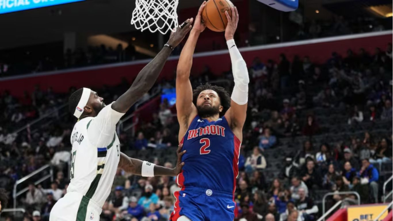 Cade Cunningham (kanan) mencetak 23 poin saat tuan rumah Detroit Pistons mengalahkan Milwaukee Bucks 124-112 pada Sabtu (6/12) malam. (Foto: AP)