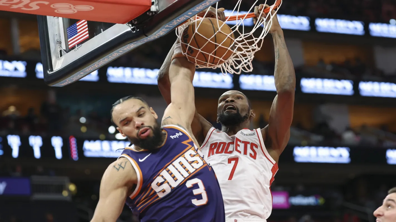 Kevin Durant (kanan) mencetak 28 poin saat Houston Rockets meraih kemenangan 117-98 atas tim tamu Phoenix Suns pada Jumat (5/12). (Foto: AP)
