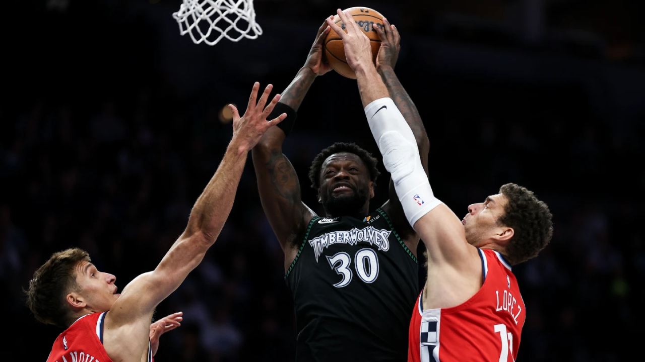 Julius Randle (tengah) mencetak 24 poin saat Minnesota Timberwolves meraih kemenangan 109-106 atas Los Angeles Clippers pada Sabtu (6/12) malam. (Foto: AP)
