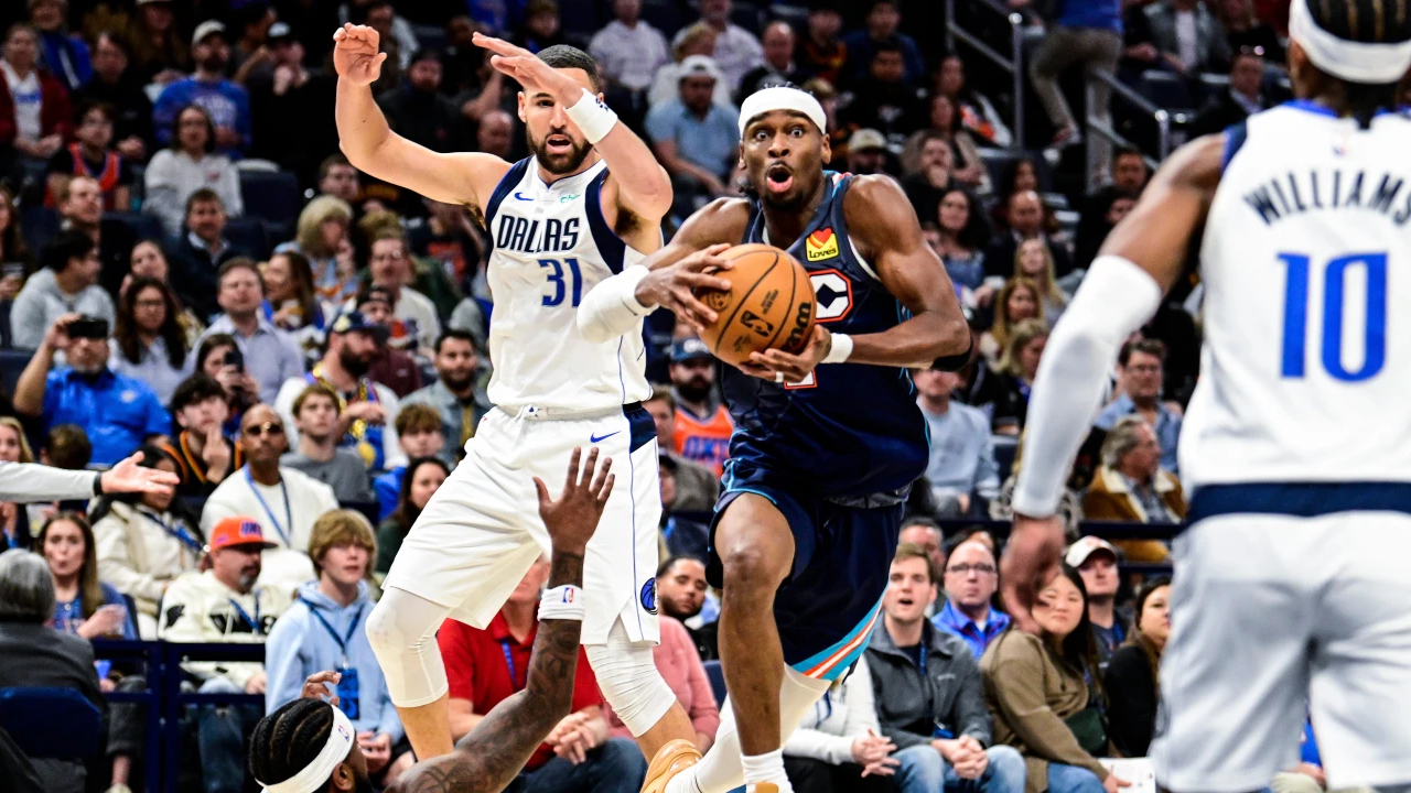 Shai Gilgeous-Alexander (tengah) mencetak 33 poin saat Oklahoma City Thunder meraih kemenangan kandang 132-111 atas Dallas Mavericks pada Jumat (5/12). (Foto: AP)