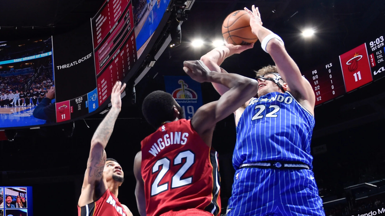 Franz Wagner (kanan) mencetak 32 poin saat tuan rumah Orlando Magic mengalahkan Miami Heat dengan skor 106-105 pada Jumat (5/12). (Foto: AP)