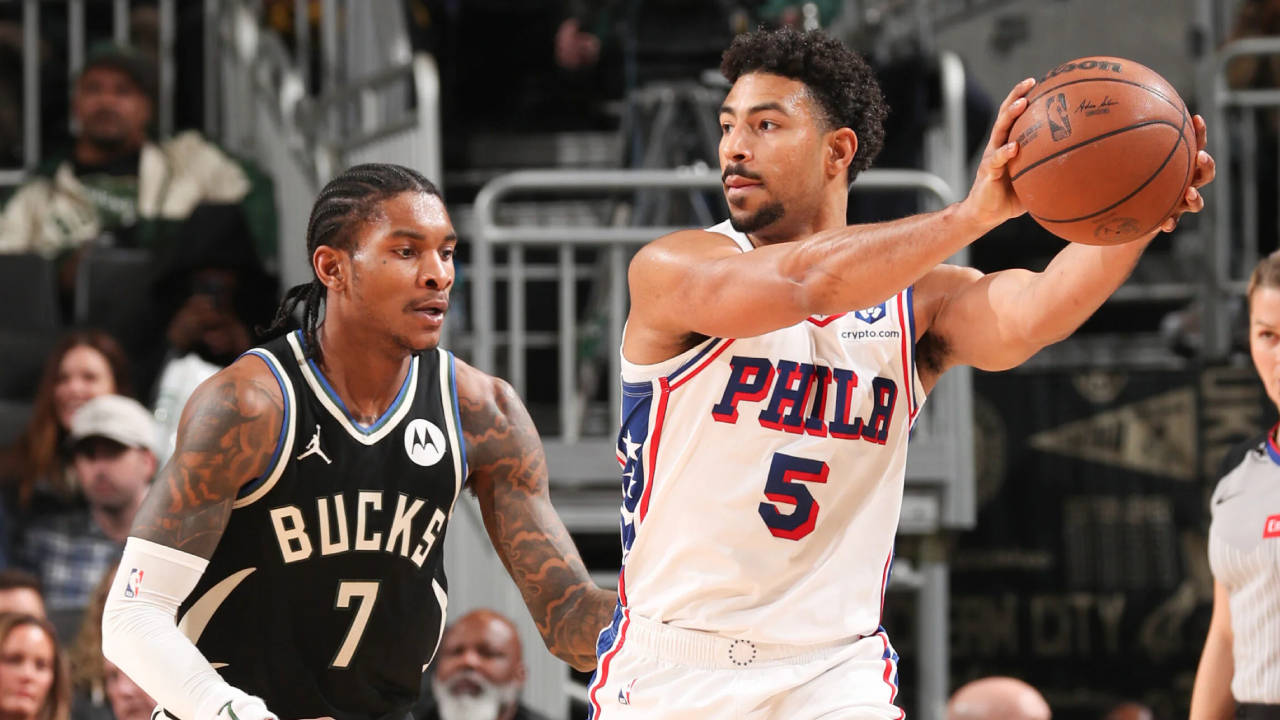 Quentin Grimes (kanan) mencetak 22 poin saat tim tamu Philadelphia 76ers meraih kemenangan 116-101 atas Milwaukee Bucks pada Jumat (5/12). (Foto: AP)