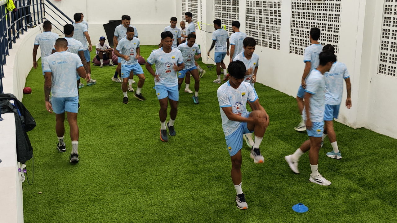 Persib batal berlatih di lapangan karena hujan deras