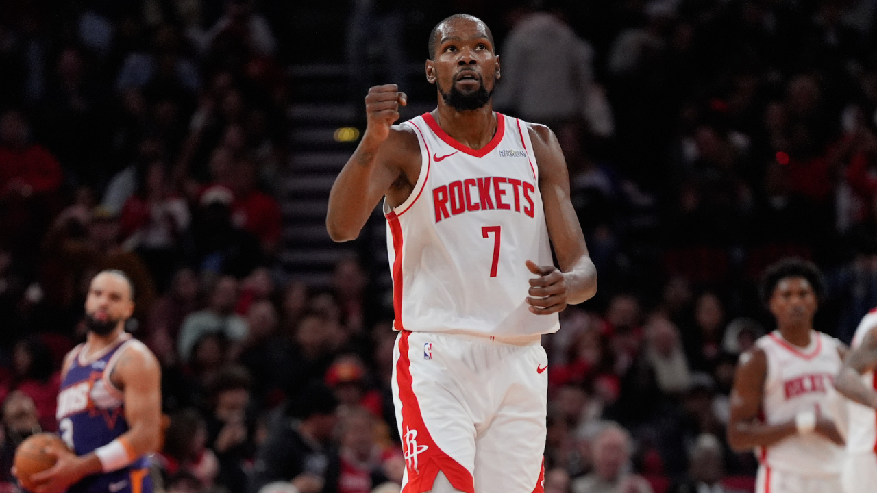 Kemampuan Kevin Durant beradaptasi dan menjaga level permainan selama hampir dua dekade adalah bukti kehebatan dan kedisiplinannya. (Foto: AP)