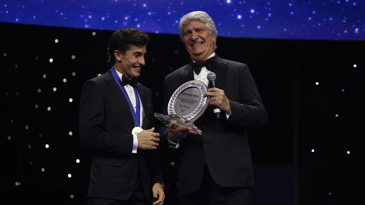 Marc Marquez dan Jorge Viegas dalam acara FIM Award 2025