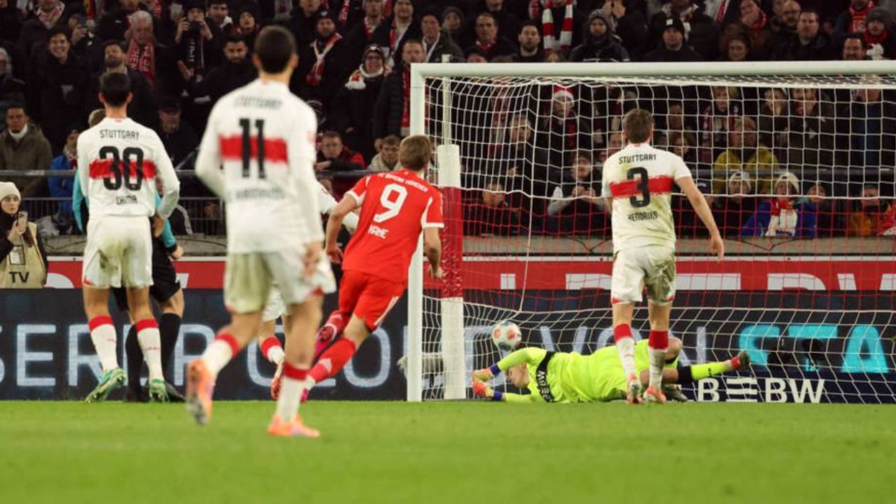 Momen Saat Gawang Alexander Nubel Berhasil Dijebol Pemain Bayern Munich (Sumber: Getty Images)