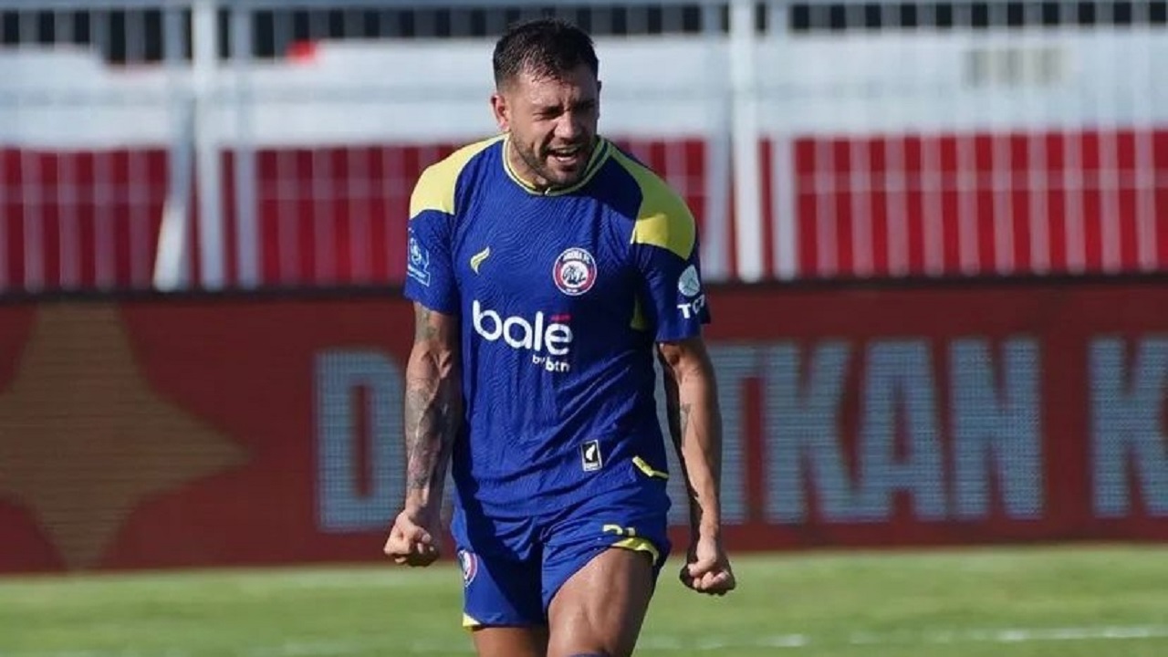 Pemain asing Arema FC, Ian Puleio merayakan gol debut