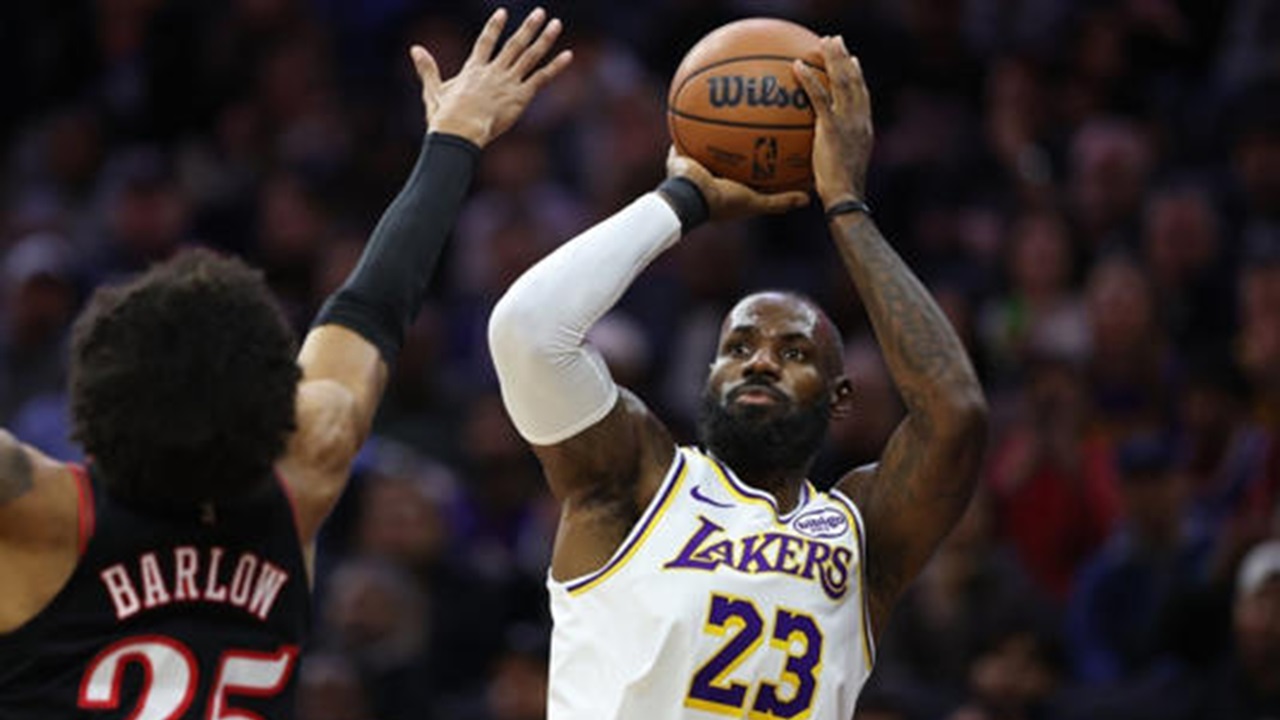 LeBron James Antarkan Lakers Mengalahkan Sixers