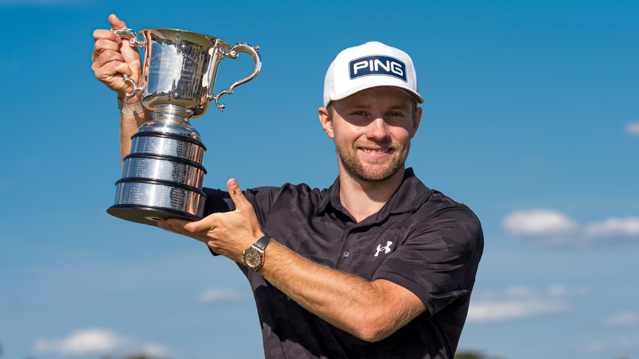 Rasmus Neergaard-Petersen berpose dengan trofi Australian Open. (Foto: Golf Digest)