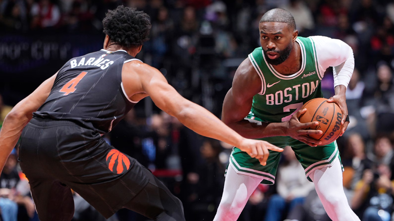 Jaylen Brown (kanan) mencetak 30 poin saat tim tamu Boston Celtics mengalahkan Toronto Raptors dengan skor 121-113 pada Minggu (7/12). (Foto: AP)