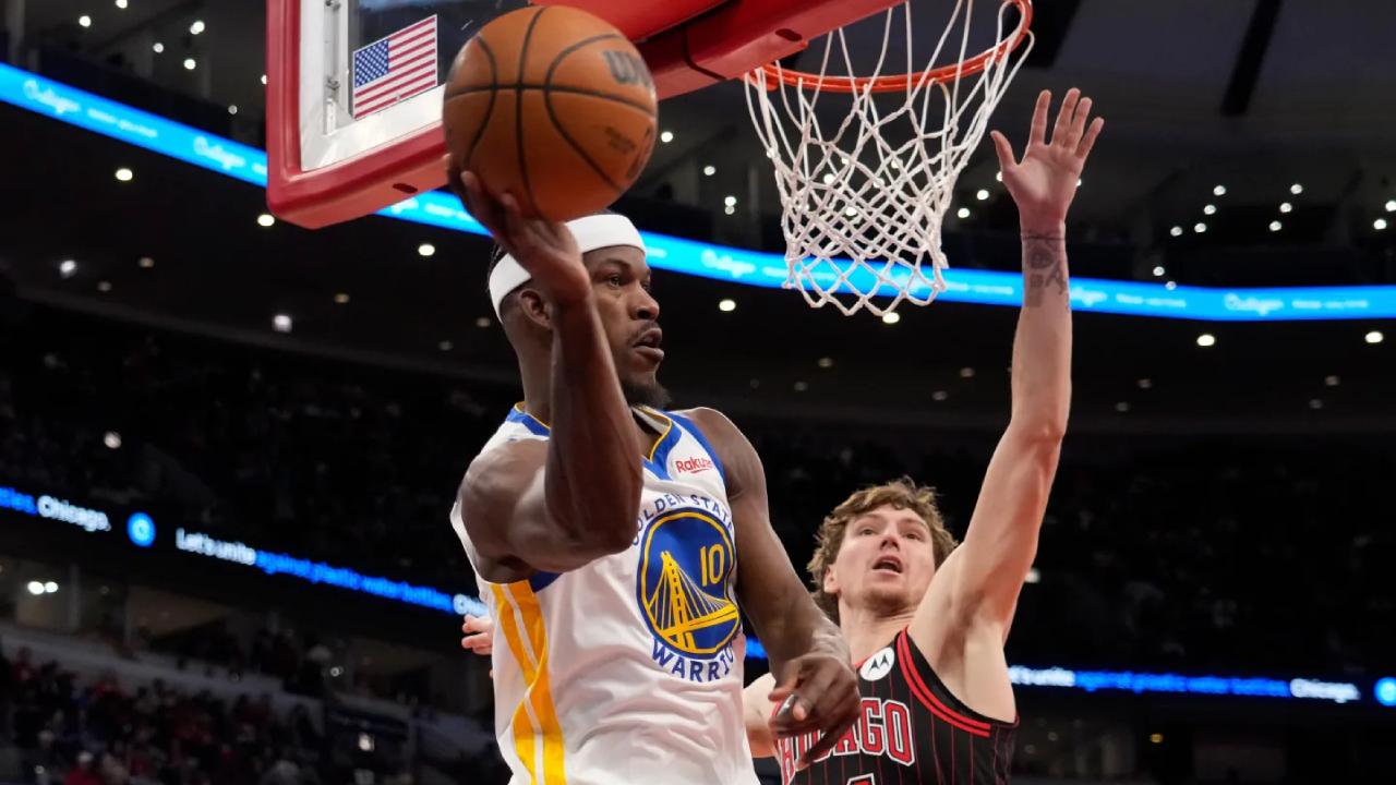 Jimmy Butler (kiri) mencetak 19 poin saat Golden State Warriors meraih kemenangan telak 123-91 atas Chicago Bulls pada Minggu (7/12) malam. (Foto: AP)