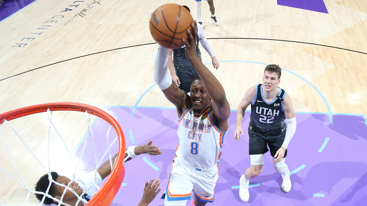 Jalen Williams (tengah) mencetak 25 poin saat Oklahoma City Thunder meraih kemenangan 131-101 atas Utah Jazz pada Minggu (7/12) di Salt Lake City. (Foto: AP)