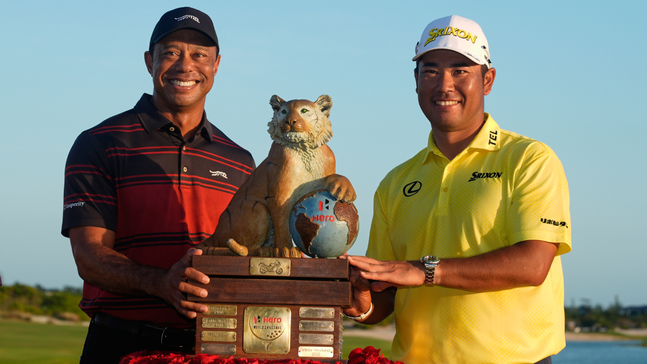 Hideki Matsuyama (kanan) berpose dengan trofi Hero World Challenge didampingi Tiger Woods. (Foto: Golf Digest)