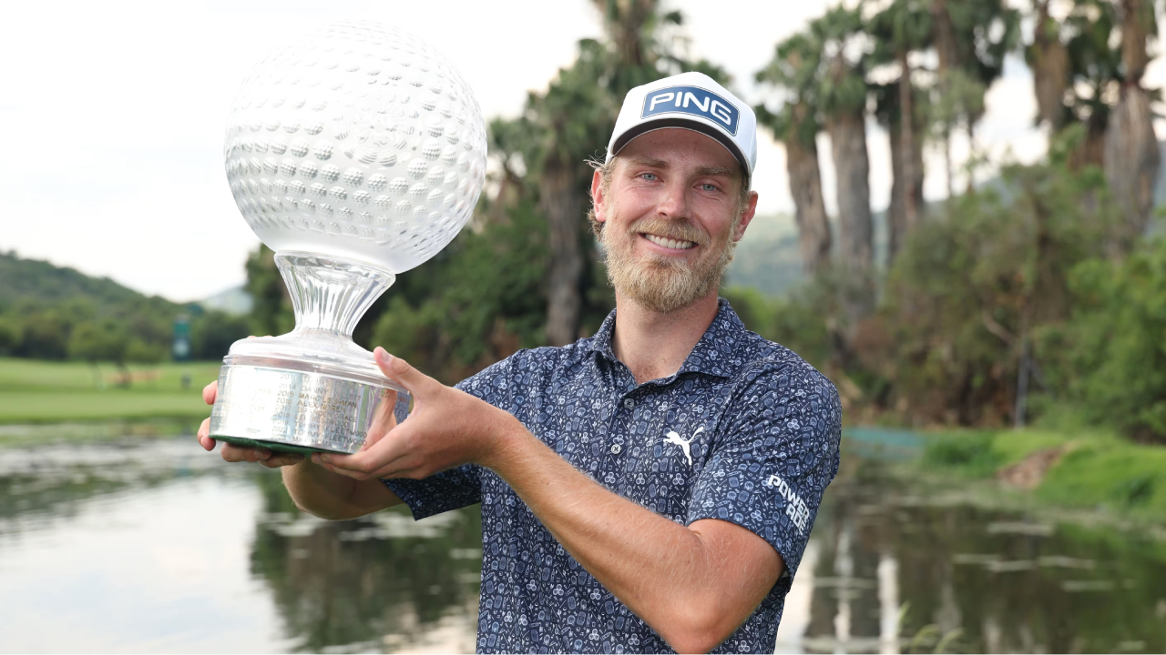 Kristoffer Reitan berpose dengan trofi Nedbank Golf Challenge. (Foto: Golf Digest)