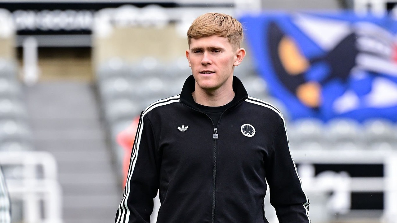 Bek kiri Newcastle United, Lewis Hall