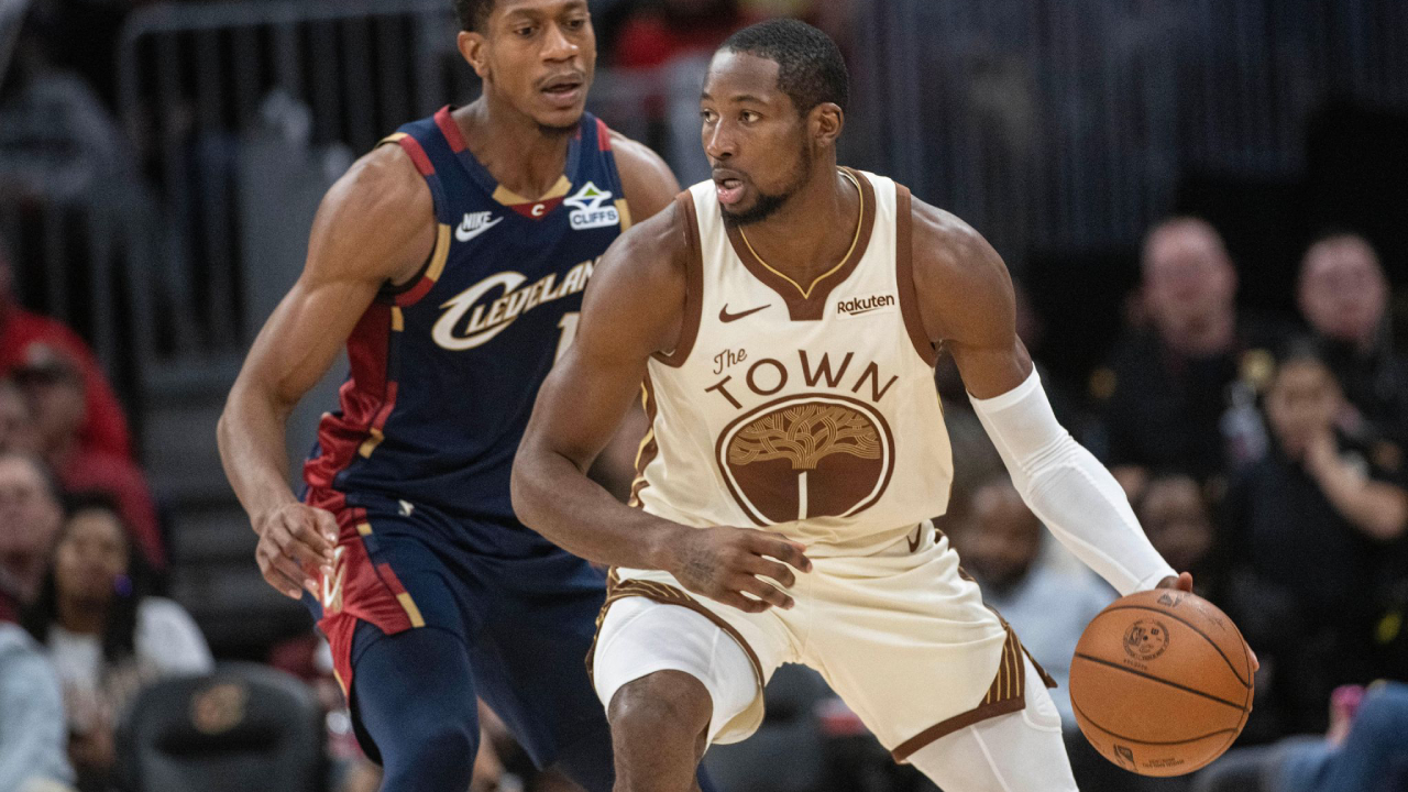 Jonathan Kuminga (kanan) tidak memainkan satu menit pun meski Golden State Warriors tampil versus Bulls tanpa Stephen Curry, Draymond Green, dan Al Horford. (Foto: AP)