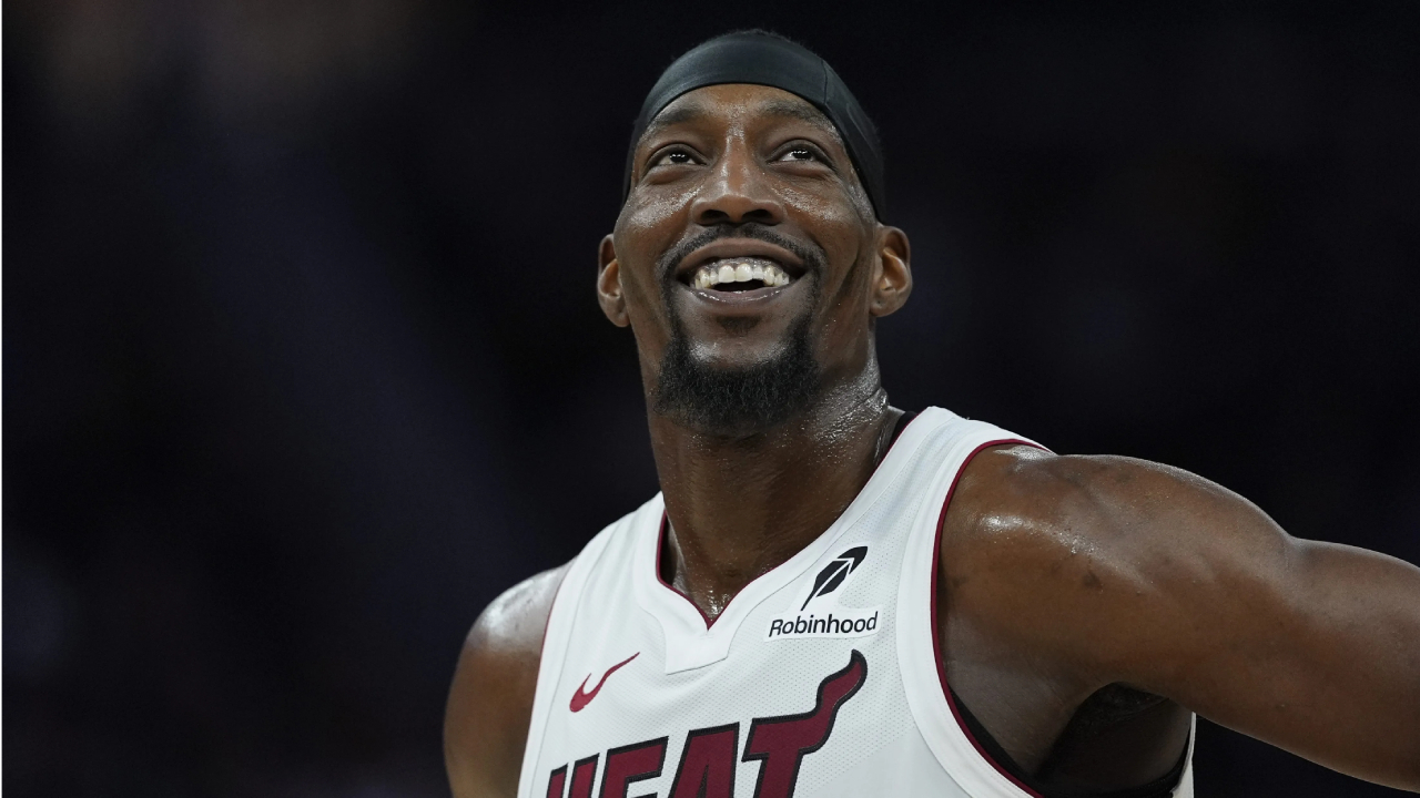 Di ruang ganti Heat, Bam Adebayo menyebut dirinya sebagai pemimpin yang penuh gairah. (Foto: AP)