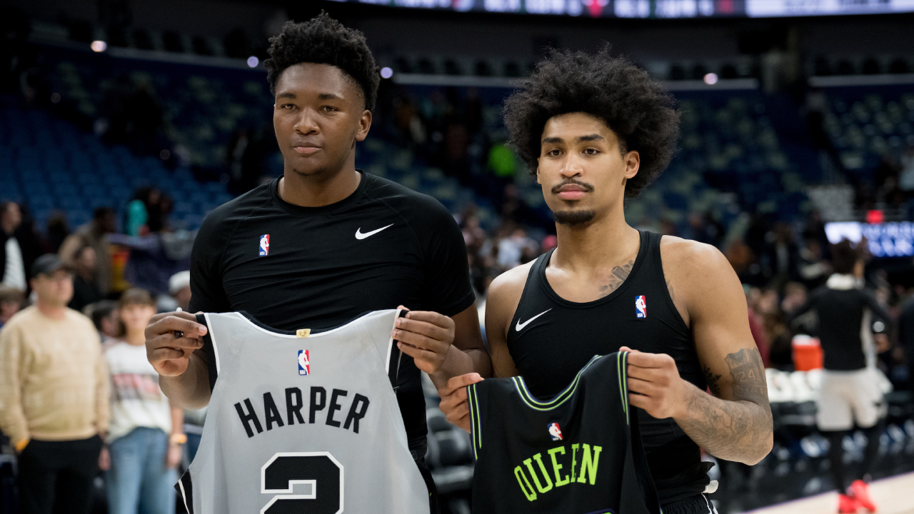 Dylan Harper (kanan) dan Derik Queen. (Foto: AP)